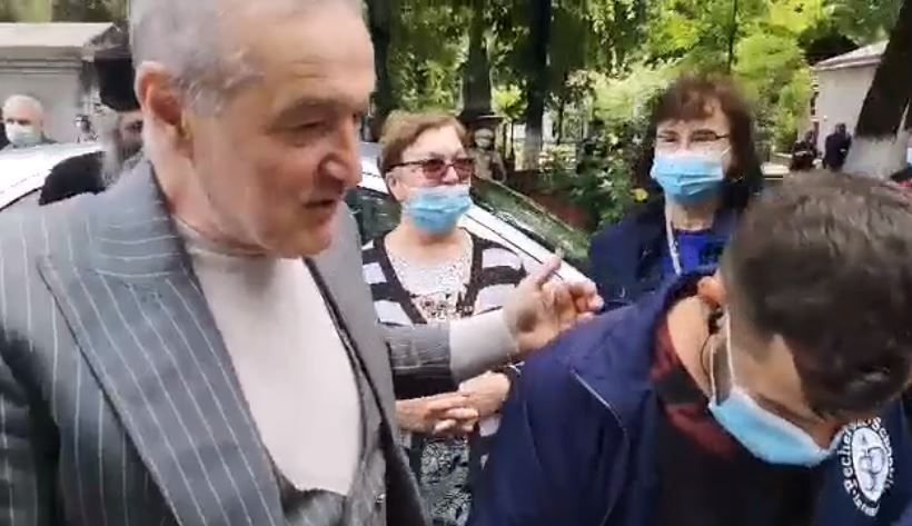 Imagini incredibile cu Gigi Becali la inmormantarea lui Ion Dichiseanu! A fost asaltat de oameni si a inceput sa imparta cu bani_6
