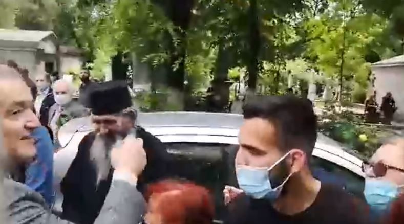 Imagini incredibile cu Gigi Becali la inmormantarea lui Ion Dichiseanu! A fost asaltat de oameni si a inceput sa imparta cu bani_7