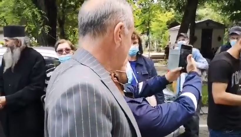 Imagini incredibile cu Gigi Becali la inmormantarea lui Ion Dichiseanu! A fost asaltat de oameni si a inceput sa imparta cu bani_9