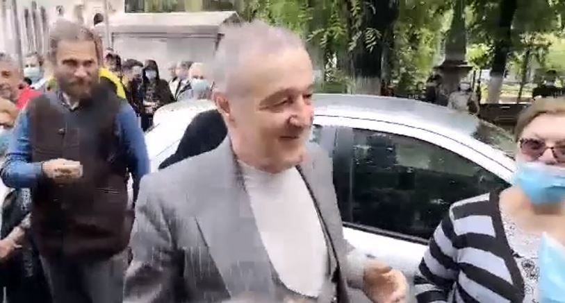 Imagini incredibile cu Gigi Becali la inmormantarea lui Ion Dichiseanu! A fost asaltat de oameni si a inceput sa imparta cu bani_11