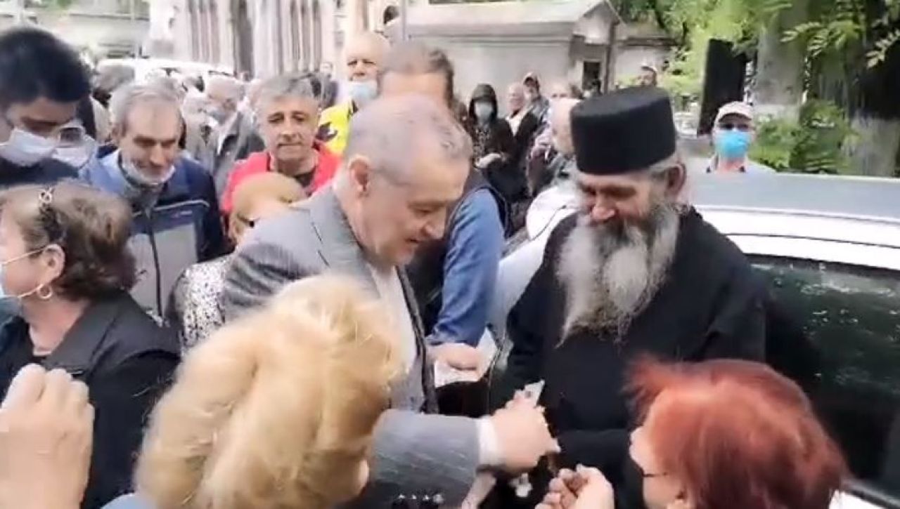 Imagini incredibile cu Gigi Becali la inmormantarea lui Ion Dichiseanu! A fost asaltat de oameni si a inceput sa imparta cu bani_12