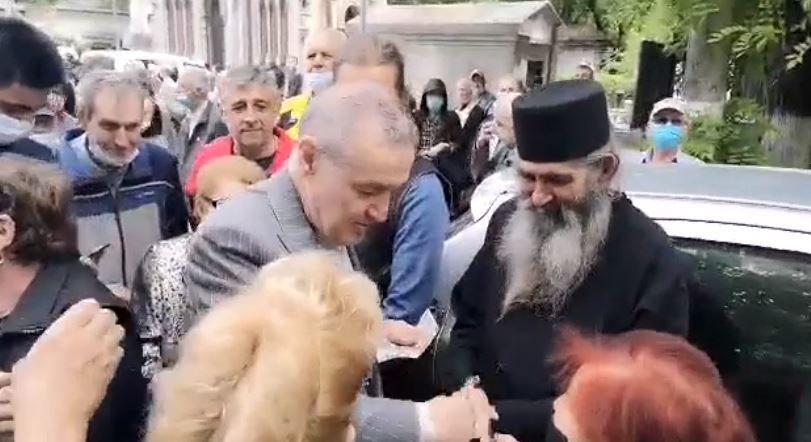 Imagini incredibile cu Gigi Becali la inmormantarea lui Ion Dichiseanu! A fost asaltat de oameni si a inceput sa imparta cu bani_10