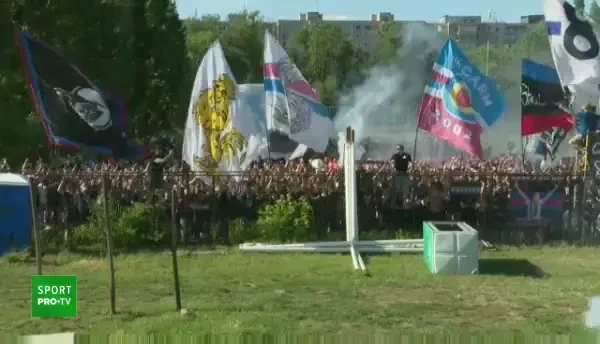 Imagini fabuloase de la meciul Stelei! Suporterii s-au urcat in copaci pentru a vedea meciul! Cum au putut sa reactioneze la gol