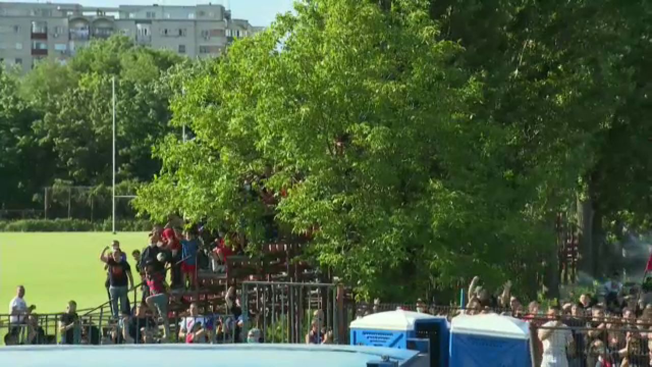 Imagini fabuloase de la meciul Stelei! Suporterii s-au urcat in copaci pentru a vedea meciul! Cum au putut sa reactioneze la gol _7