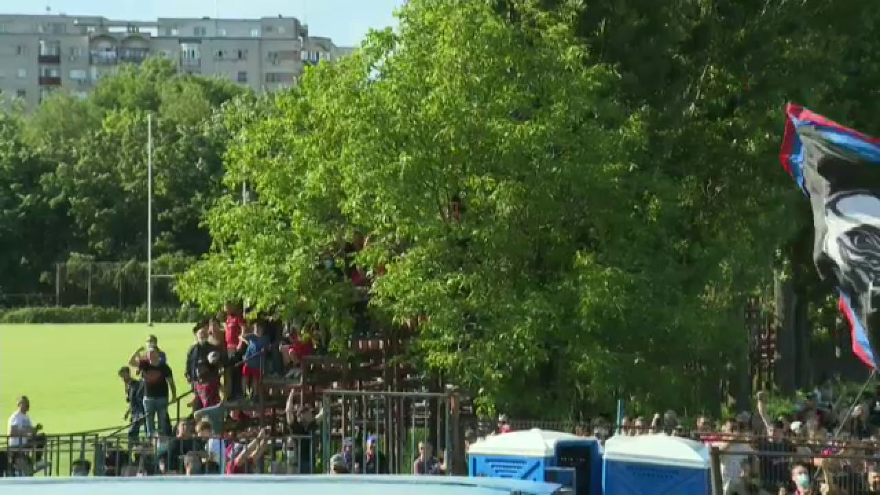 Imagini fabuloase de la meciul Stelei! Suporterii s-au urcat in copaci pentru a vedea meciul! Cum au putut sa reactioneze la gol _8