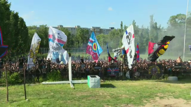 Imagini fabuloase de la meciul Stelei! Suporterii s-au urcat in copaci pentru a vedea meciul! Cum au putut sa reactioneze la gol _11