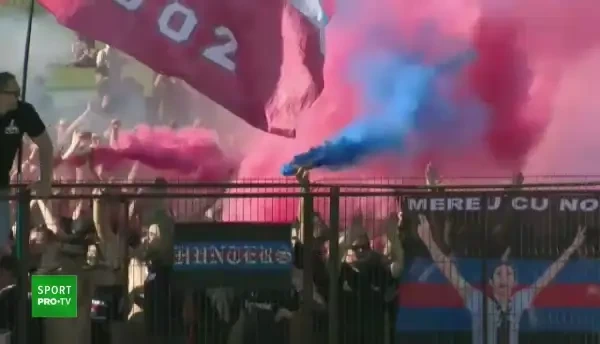 Atmosfera senzationala facuta de fanii Stelei! Sute de ultrasi isi incurajeaza favoritii din afara stadionului! "Cainii" nu au scapat de "entuziasmul" rivalilor