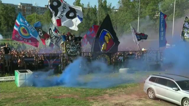 Atmosfera senzationala facuta de fanii Stelei! Sute de ultrasi isi incurajeaza favoritii din afara stadionului!