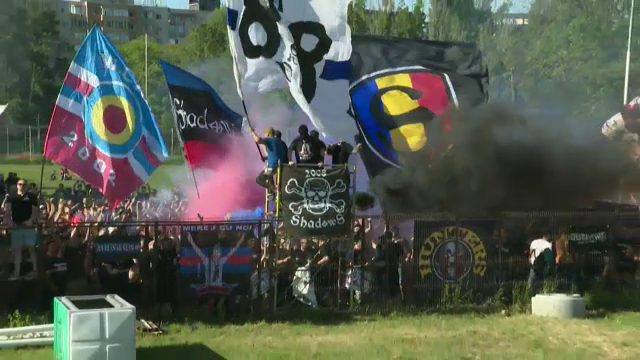 Atmosfera senzationala facuta de fanii Stelei! Sute de ultrasi isi incurajeaza favoritii din afara stadionului! 