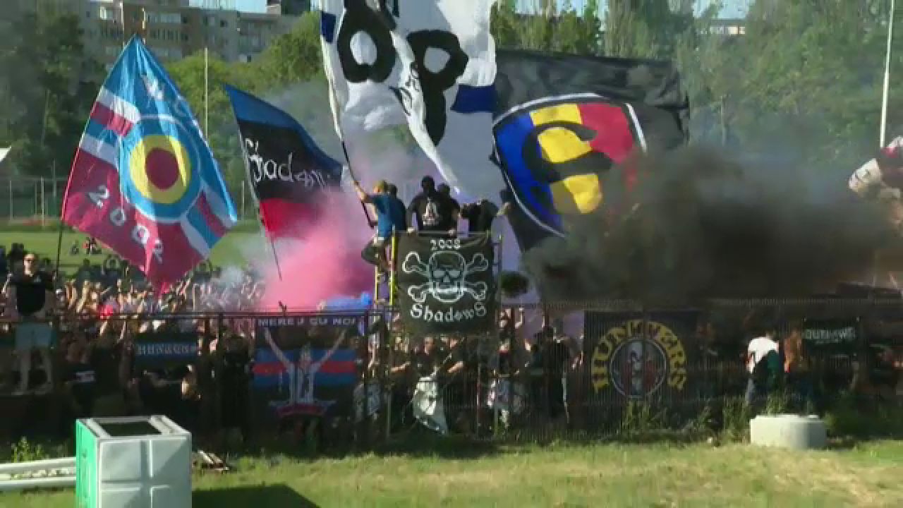 Atmosfera senzationala facuta de fanii Stelei! Sute de ultrasi isi incurajeaza favoritii din afara stadionului!