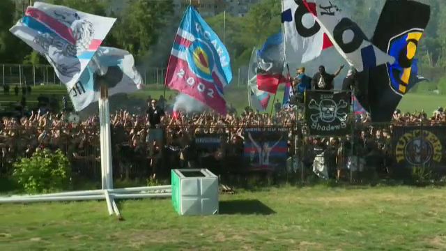 Atmosfera senzationala facuta de fanii Stelei! Sute de ultrasi isi incurajeaza favoritii din afara stadionului!