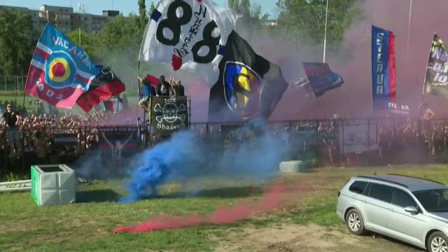 Atmosfera senzationala facuta de fanii Stelei! Sute de ultrasi isi incurajeaza favoritii din afara stadionului!