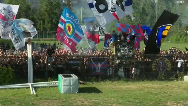 Atmosfera senzationala facuta de fanii Stelei! Sute de ultrasi isi incurajeaza favoritii din afara stadionului!