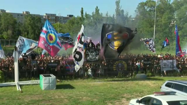 Atmosfera senzationala facuta de fanii Stelei! Sute de ultrasi isi incurajeaza favoritii din afara stadionului!