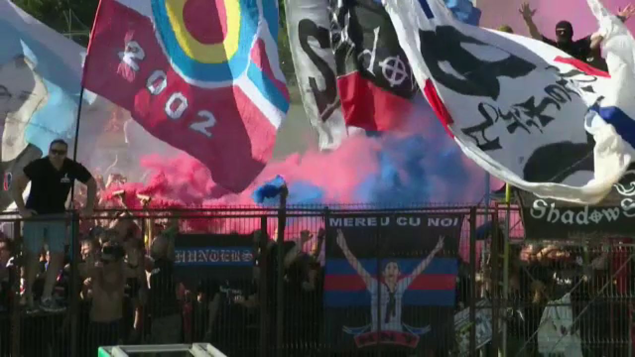 Atmosfera senzationala facuta de fanii Stelei! Sute de ultrasi isi incurajeaza favoritii din afara stadionului!