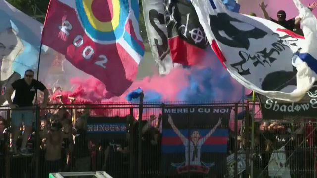 Atmosfera senzationala facuta de fanii Stelei! Sute de ultrasi isi incurajeaza favoritii din afara stadionului!