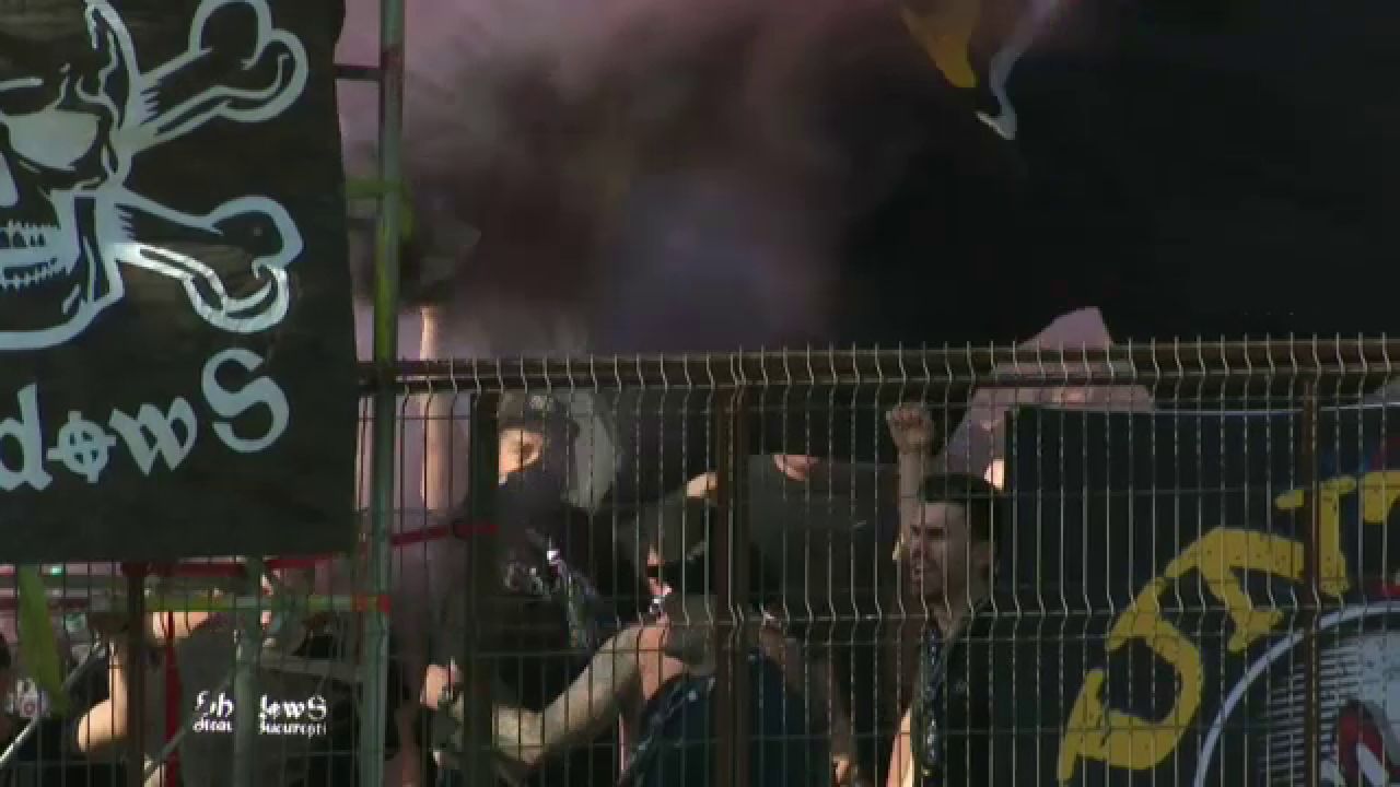 Atmosfera senzationala facuta de fanii Stelei! Sute de ultrasi isi incurajeaza favoritii din afara stadionului!