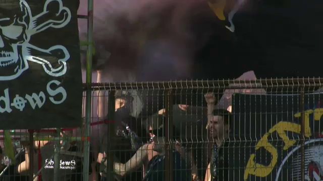 Atmosfera senzationala facuta de fanii Stelei! Sute de ultrasi isi incurajeaza favoritii din afara stadionului!