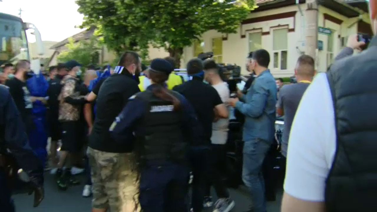 Haos la Ploiesti! Fanii lui CSU au inceput sa il huiduie si sa il injure pe Burleanu cand a ajuns la stadion! Ultrasii i-au atacat masina_21