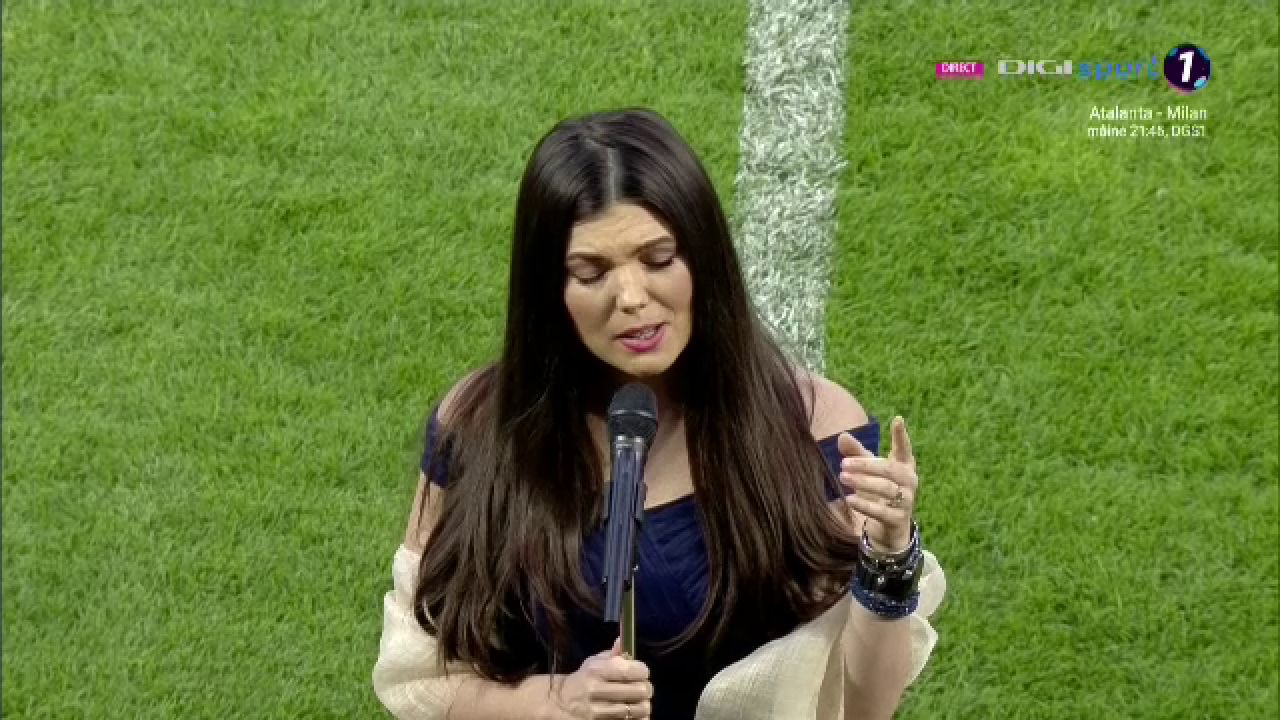 Mai emotionant de atat nu se poate! Momente incredibile inainte de startul Cupei Romaniei! Paula Seling a cantat imnul si i-a emotionat pe toti_4