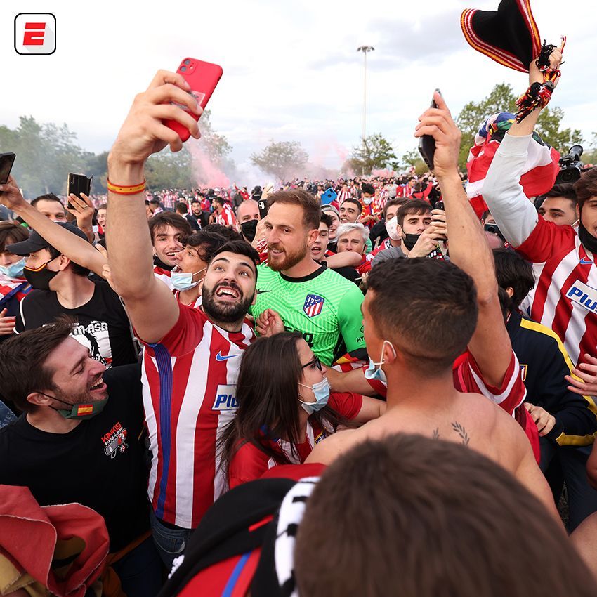 Imagini incredibile din Spania! Vedetele lui Simeone au dansat pe strazi cu fanii dupa ce Atletico a cucerit titlul! Gestul emotionant al lui Koke_13