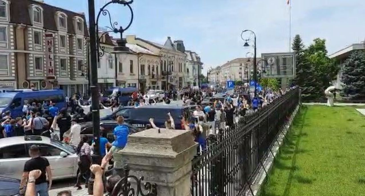 Sarbatoare la Craiova! Jucatorii au iesit sa petreaca alaturi de suporteri cucerirea Cupei Romaniei! Imagini senzationale _13