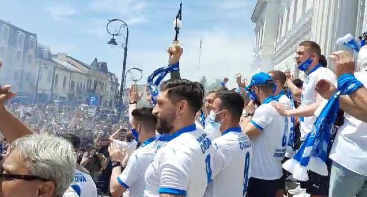 Sarbatoare la Craiova! Jucatorii au iesit sa petreaca alaturi de suporteri cucerirea Cupei Romaniei! Imagini senzationale _21