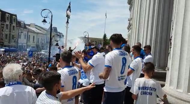 Sarbatoare la Craiova! Jucatorii au iesit sa petreaca alaturi de suporteri cucerirea Cupei Romaniei! Imagini senzationale _25