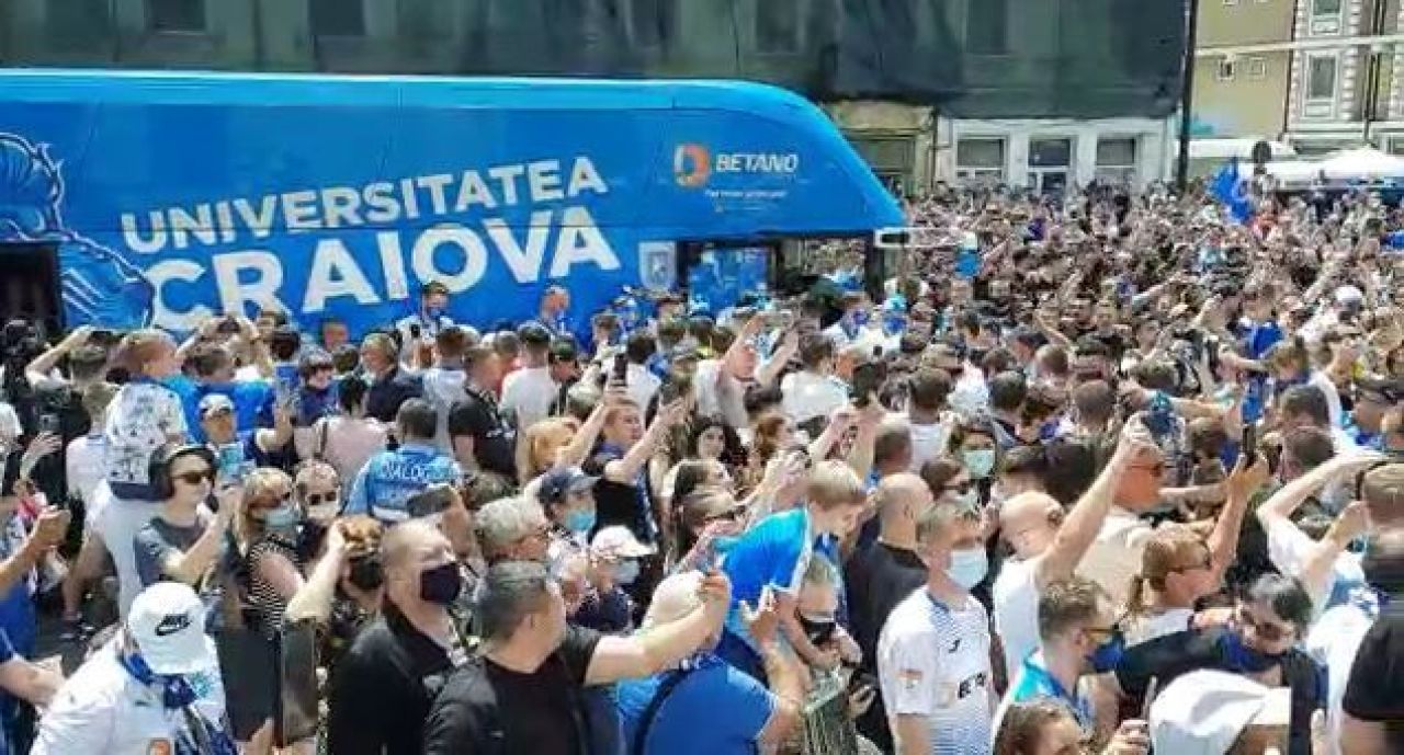 Sarbatoare la Craiova! Jucatorii au iesit sa petreaca alaturi de suporteri cucerirea Cupei Romaniei! Imagini senzationale _30