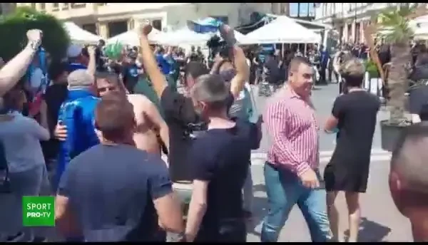 Fanii FCU Craiova au sarbatorit promovarea in Liga 1 in centrul orasului.