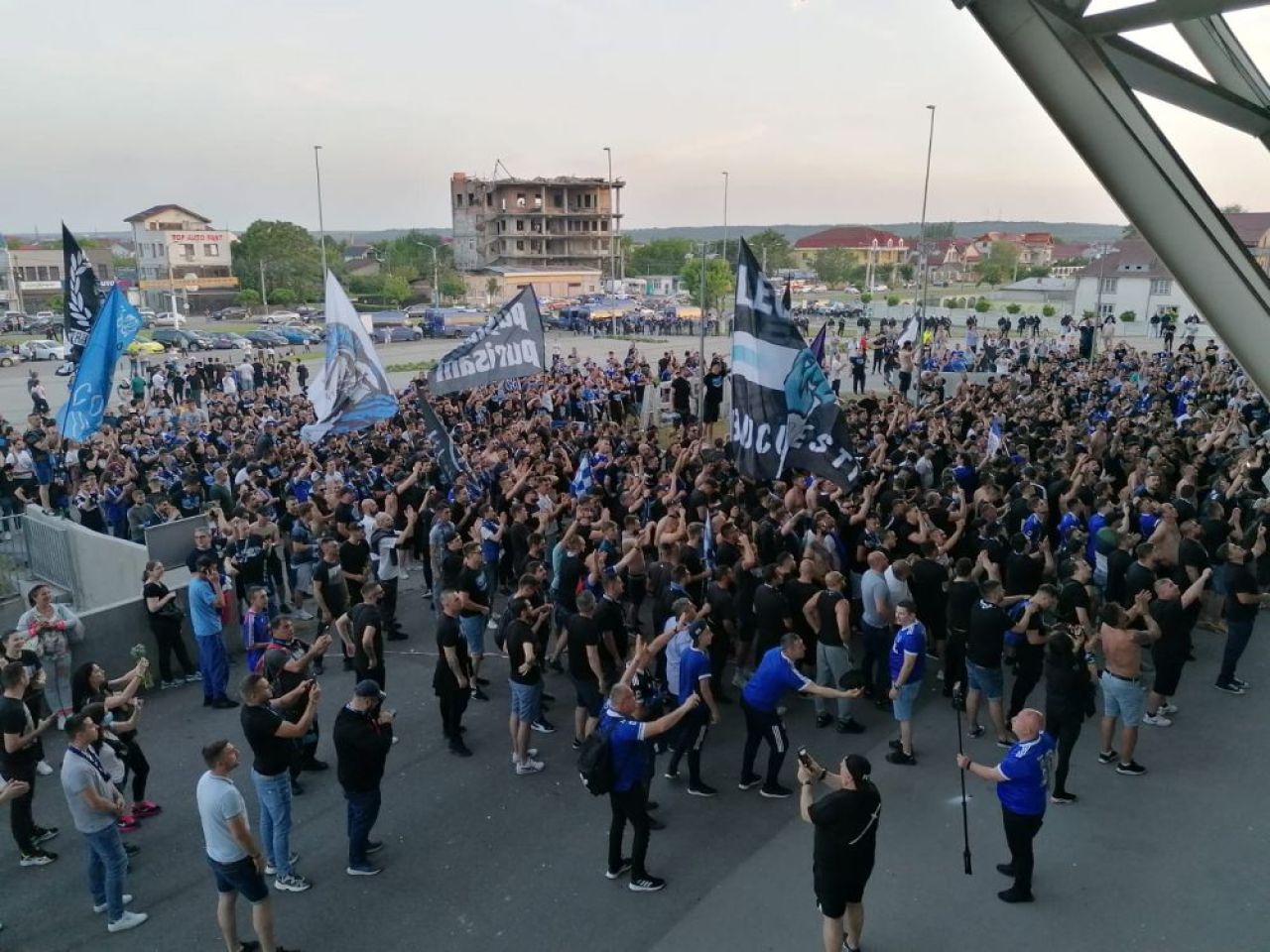 Nebunie in Banie! FCU Craiova a primit trofeul in Liga 2, iar sute de suporteri s-au strans la stadion! Ce a spus Trica despre viitorul sau_5