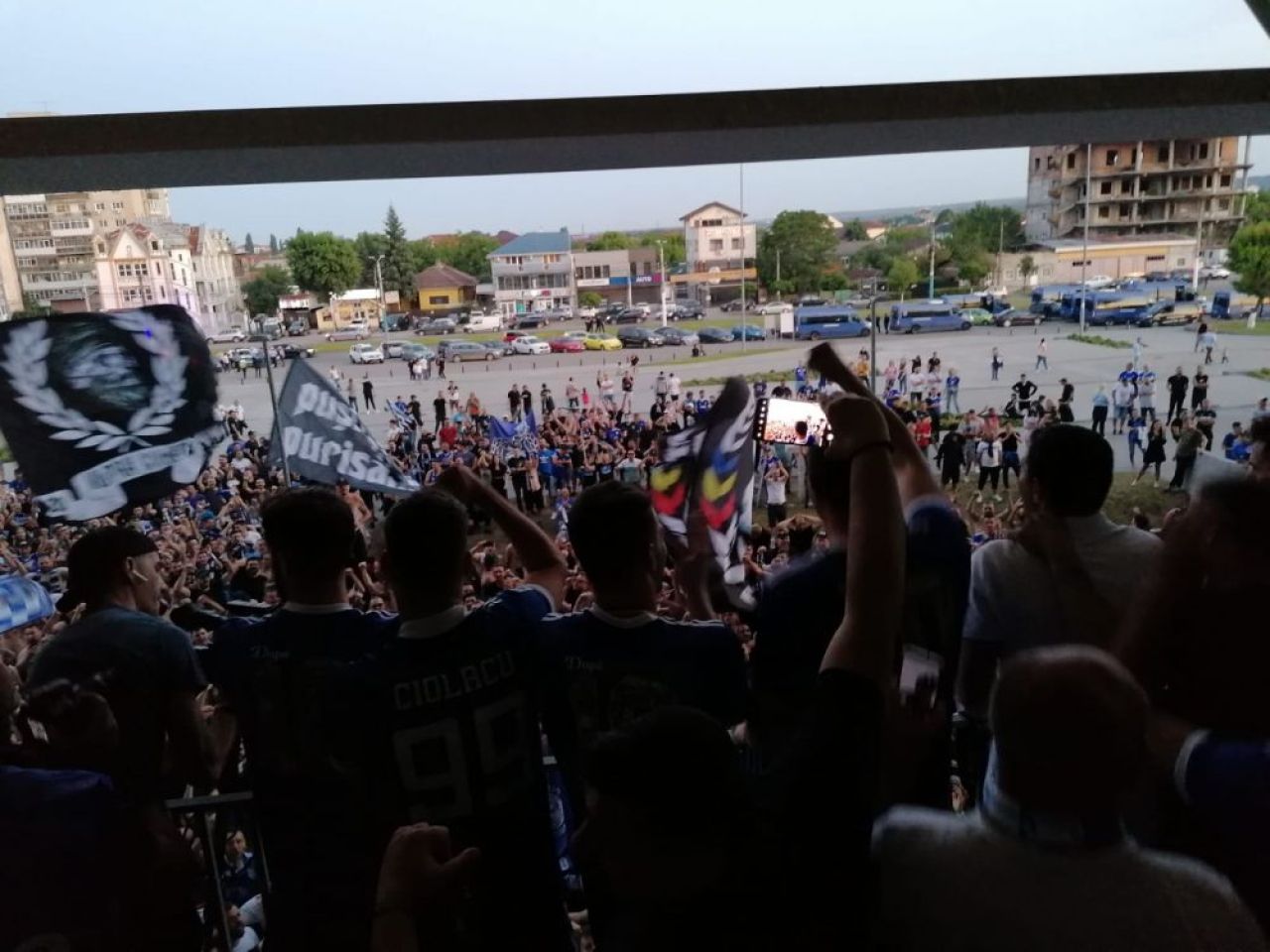 Nebunie in Banie! FCU Craiova a primit trofeul in Liga 2, iar sute de suporteri s-au strans la stadion! Ce a spus Trica despre viitorul sau_6