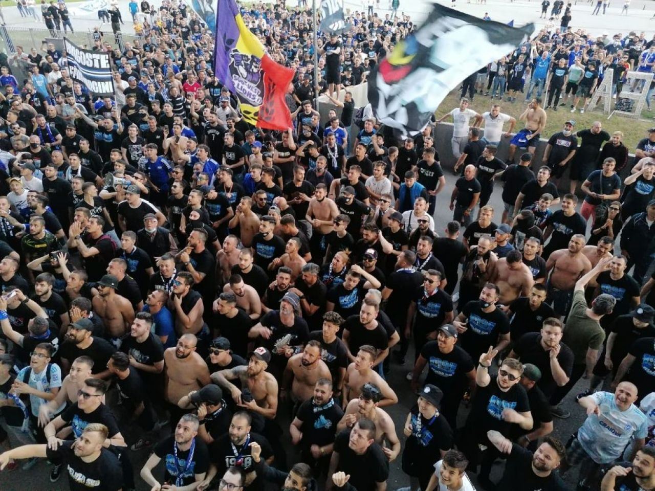 Nebunie in Banie! FCU Craiova a primit trofeul in Liga 2, iar sute de suporteri s-au strans la stadion! Ce a spus Trica despre viitorul sau_9