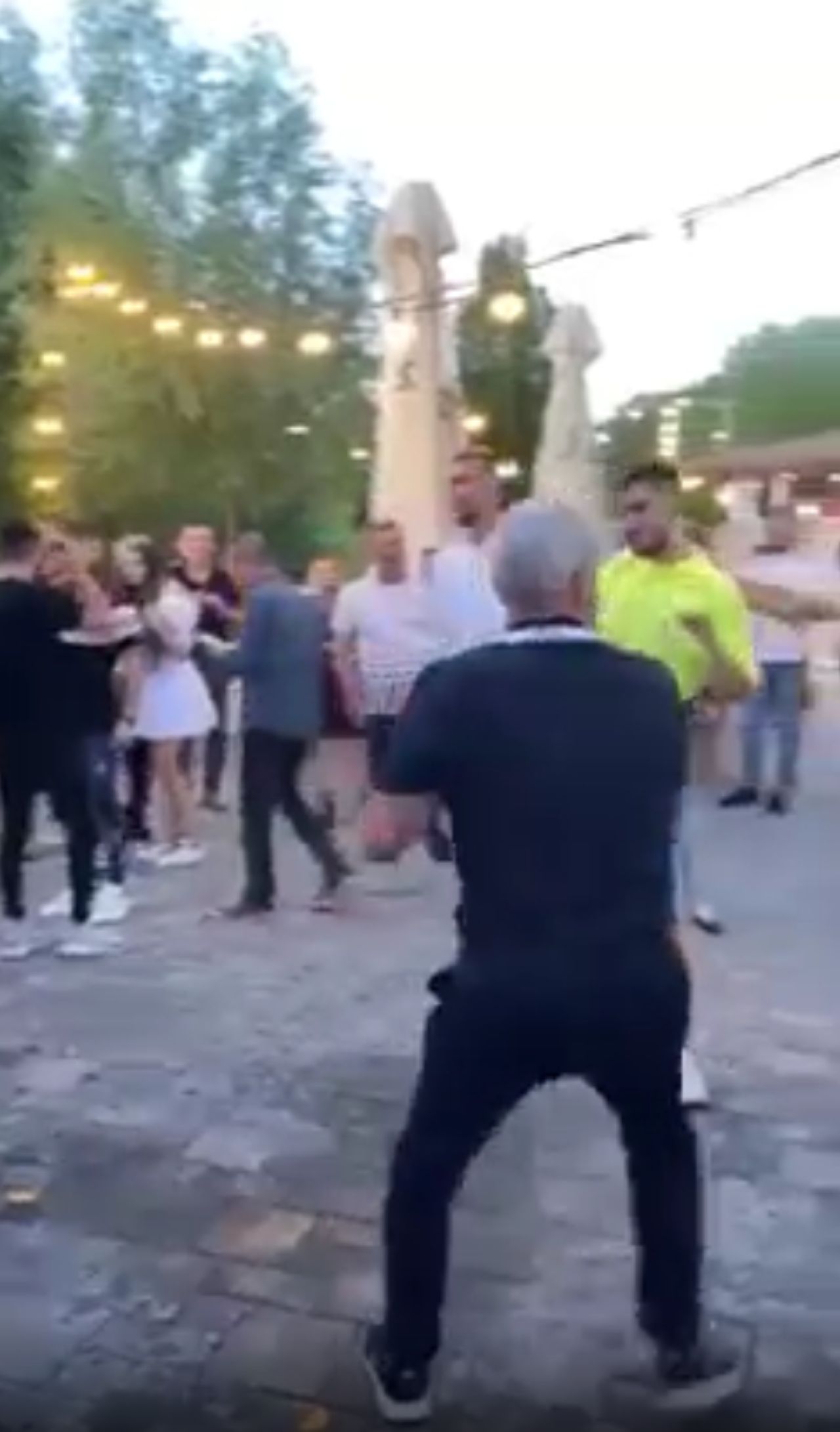 Cartu a cazut cand incerca sa 'atace' cu sampanie! Momente uluitoare la petrecerea Craiovei_1