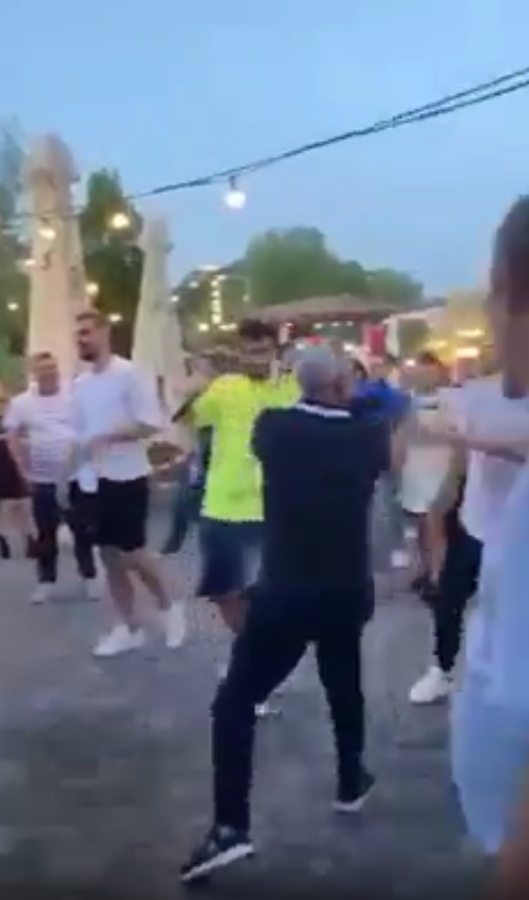 Cartu a cazut cand incerca sa 'atace' cu sampanie! Momente uluitoare la petrecerea Craiovei_2