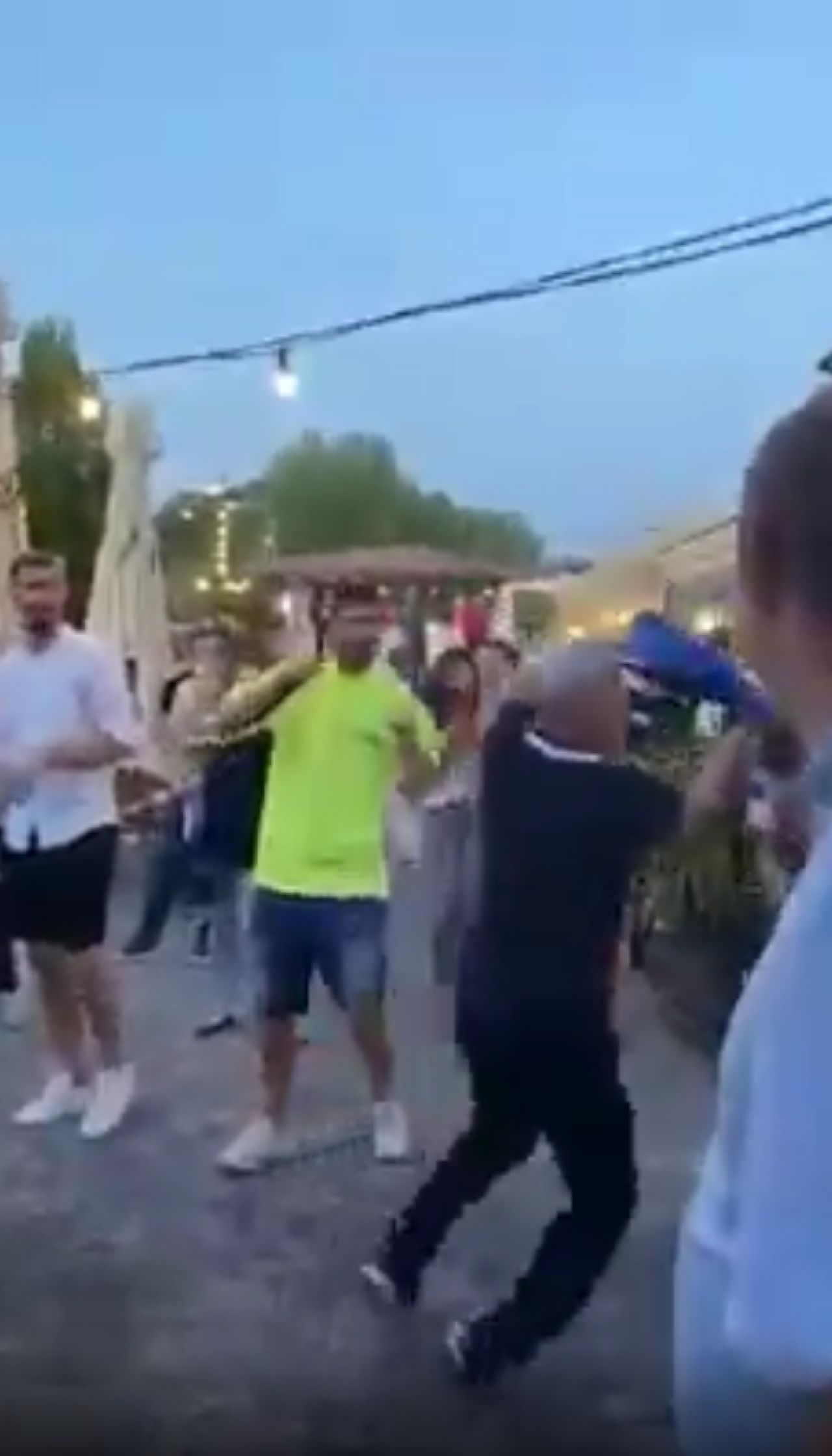 Cartu a cazut cand incerca sa 'atace' cu sampanie! Momente uluitoare la petrecerea Craiovei_3