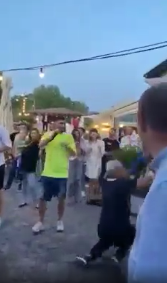 Cartu a cazut cand incerca sa 'atace' cu sampanie! Momente uluitoare la petrecerea Craiovei_4
