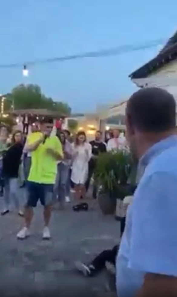 Cartu a cazut cand incerca sa 'atace' cu sampanie! Momente uluitoare la petrecerea Craiovei_6