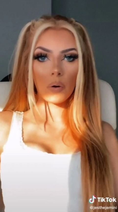 Pe camera atrag toate privirile, dar toti se ingrozesc cand se demachiaza! Fetele care au socat cu transformarile lor&nbsp;