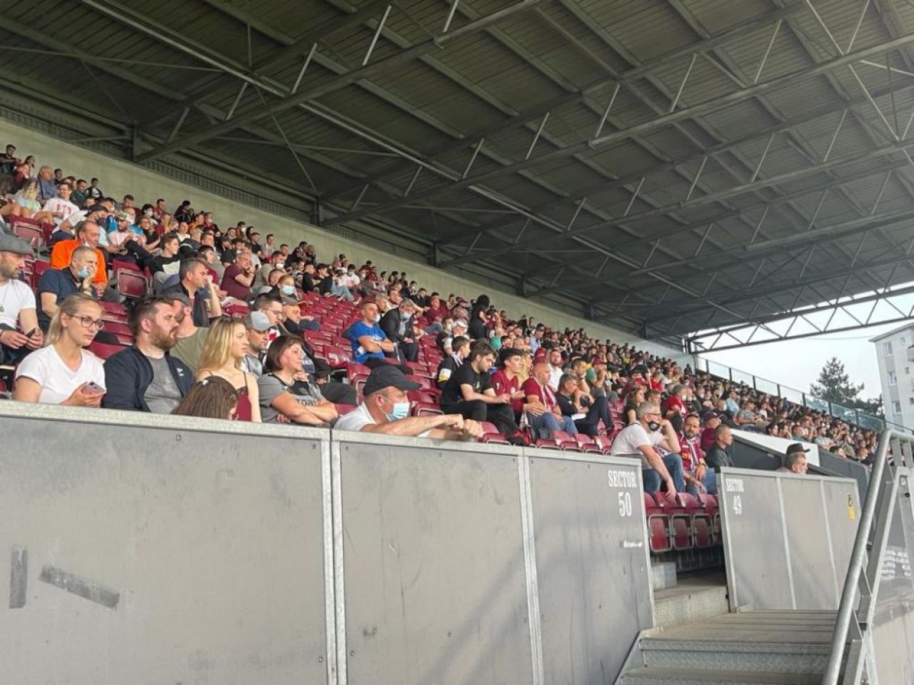 FCSB, huiduita la primul meci cu suporteri din acest sezon al Ligii 1! Cum au fost primiti jucatorii lui Becali la Cluj _4