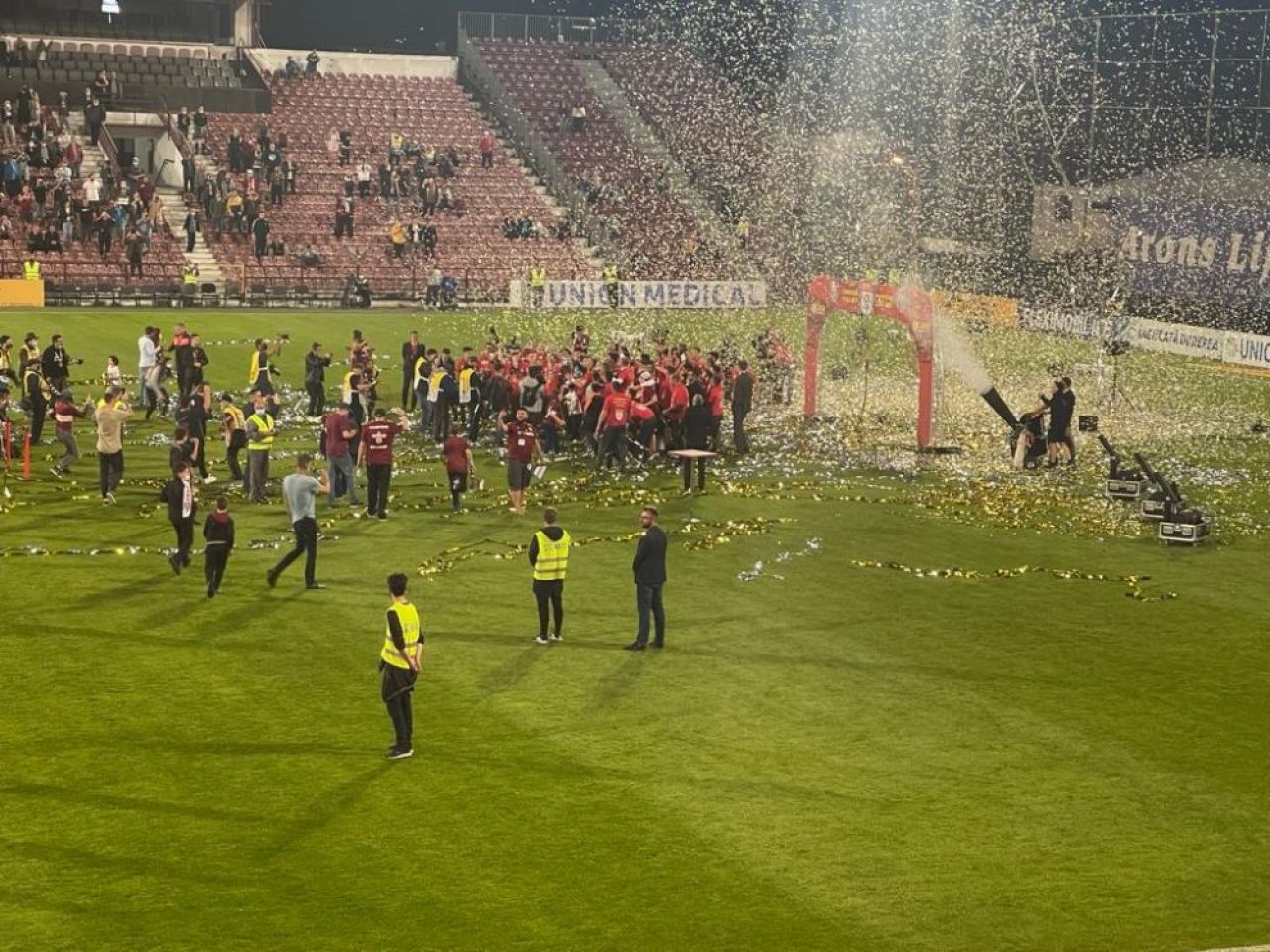 CFR Cluj si-a primit trofeul de campioana a Romaniei! Imaginile senzationale ale bucuriei de la Cluj_19