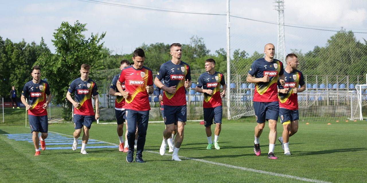 Tricolorii au inceput pregatirile pentru amicalele cu Georgia si Anglia! Primele imagini cu fotbalistii ajunsi in cantonamentul de la Mogosoaia_2