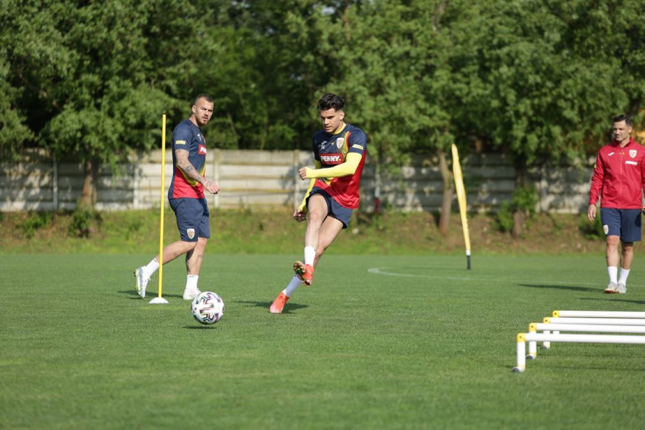 Tricolorii au inceput pregatirile pentru amicalele cu Georgia si Anglia! Primele imagini cu fotbalistii ajunsi in cantonamentul de la Mogosoaia_4
