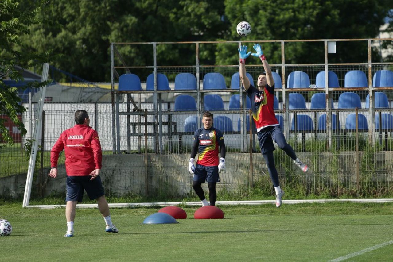 Tricolorii au inceput pregatirile pentru amicalele cu Georgia si Anglia! Primele imagini cu fotbalistii ajunsi in cantonamentul de la Mogosoaia_6