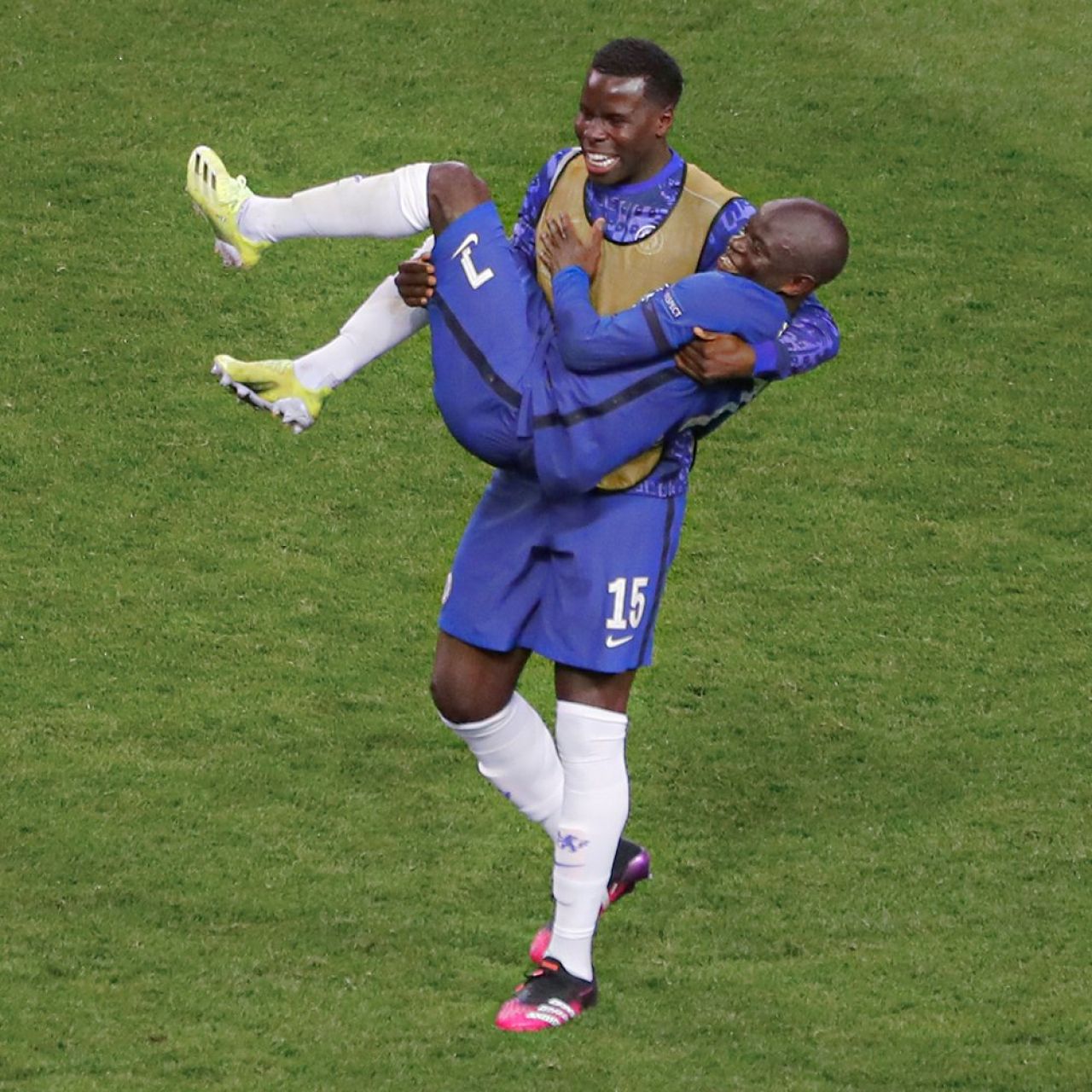 Imaginile bucuriei la Porto! 'Zidul' Kante, protagonist la finalul meciului! Jucatorii lui Chelsea au sarbatorit in stil mare castigarea Champions League_3