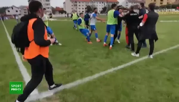 Bataie generala la finalul meciului de la baraj! S-a lasat cu pumni si picioare dupa promovare! De la ce a pornit totul