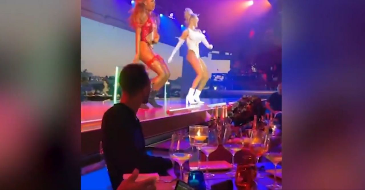 Daca e finala Champions League, nu conteaza cat de frumoasa esti, Ballack nu se uita la tine! :) Imagini senzationale cu fostul fotbalist_3