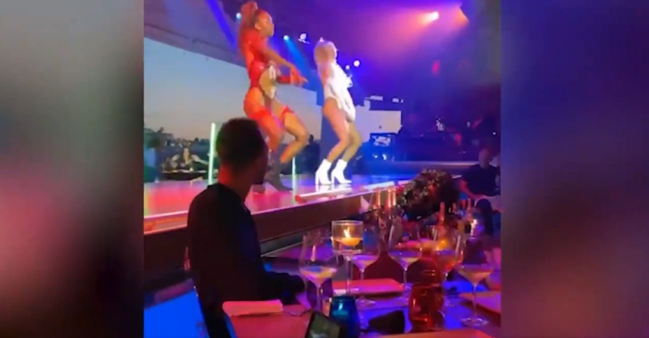 Daca e finala Champions League, nu conteaza cat de frumoasa esti, Ballack nu se uita la tine! :) Imagini senzationale cu fostul fotbalist_4
