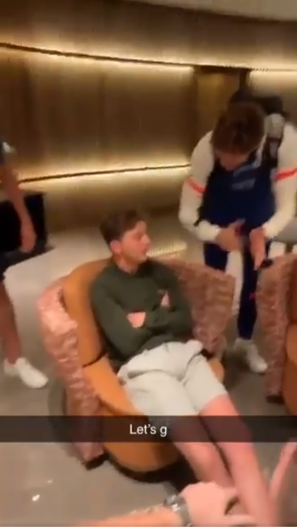 Surpriza uriasa pentru un fan al lui Chelsea! A crezut ca viseaza cand s-a trezit si l-a vazut pe Alonso langa el_2