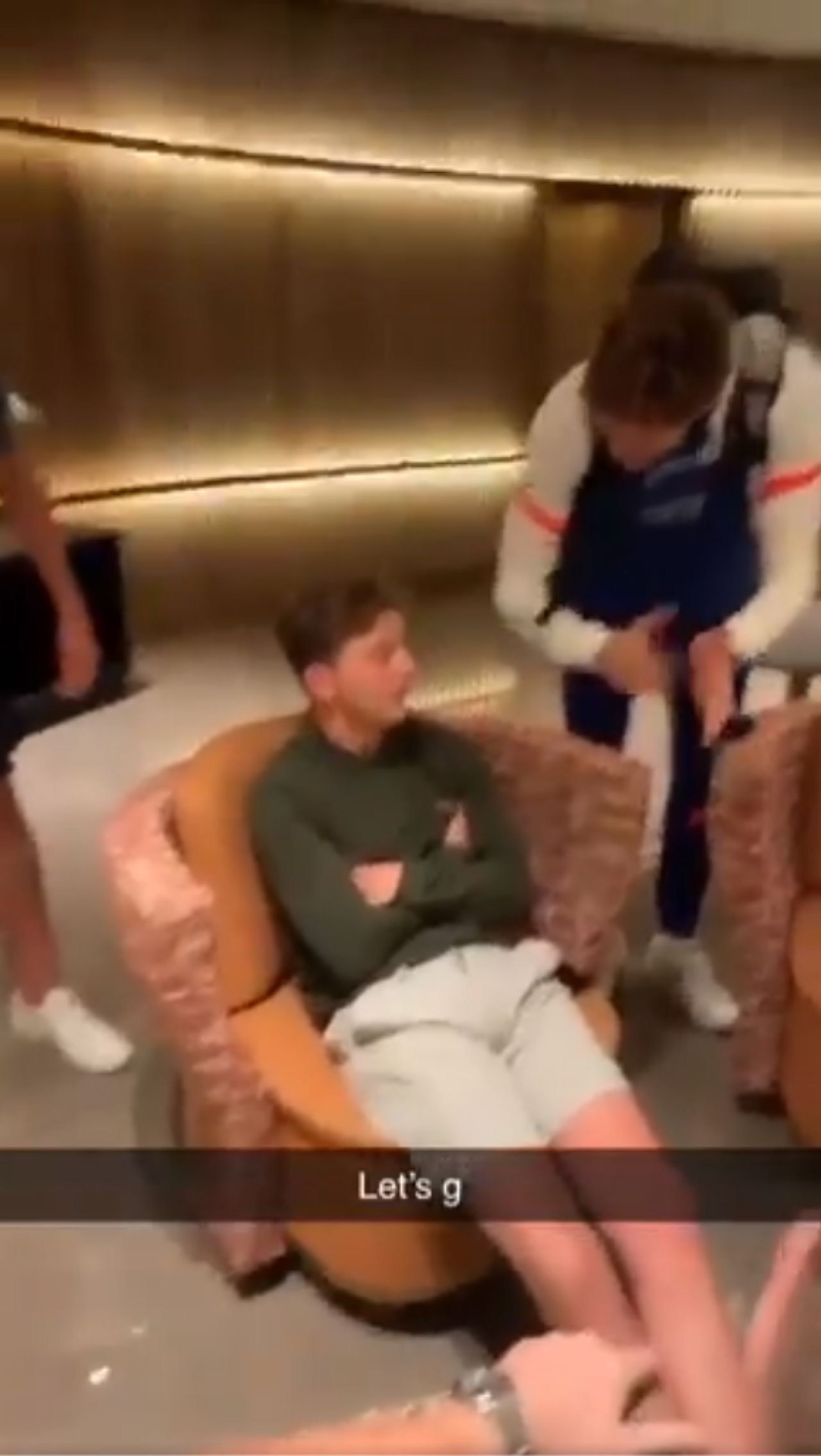 Surpriza uriasa pentru un fan al lui Chelsea! A crezut ca viseaza cand s-a trezit si l-a vazut pe Alonso langa el_2
